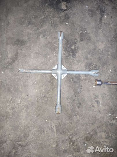 Балонный ключ крестовой