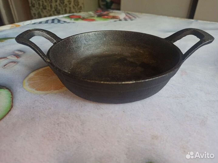 Чугунная сковородка для подачи блюд