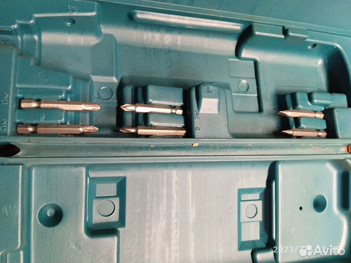 Продам Электроотвертку Makita 6723D с новыми битам