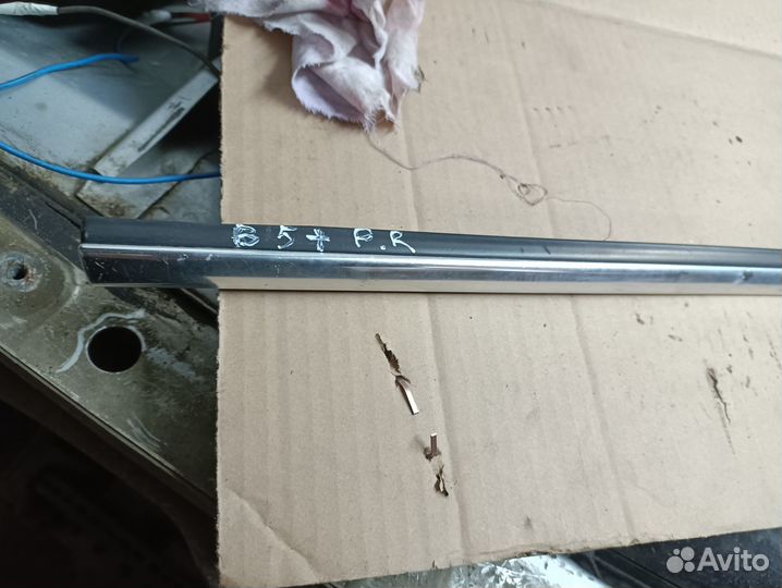 Молдинг передней правой двери Volkswagen Passat B5