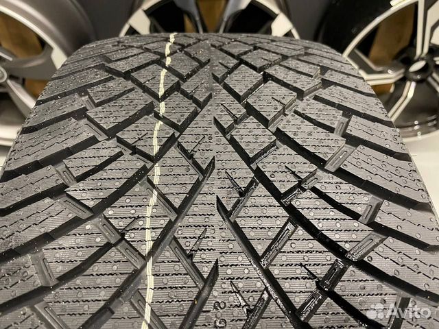 Nokian Tyres Hakkapeliitta R5 255/55 R20 110R