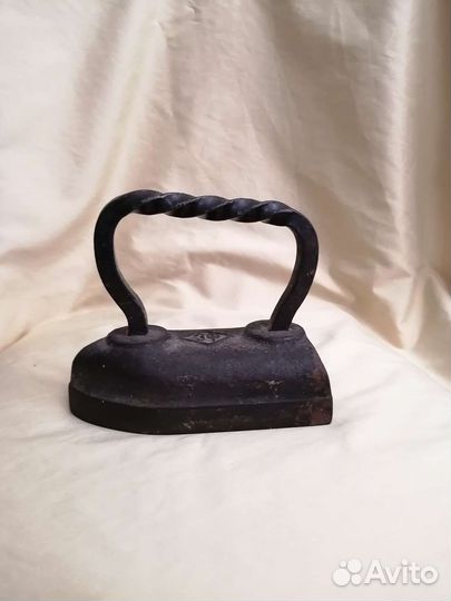 Утюг старинный угольный чугунный