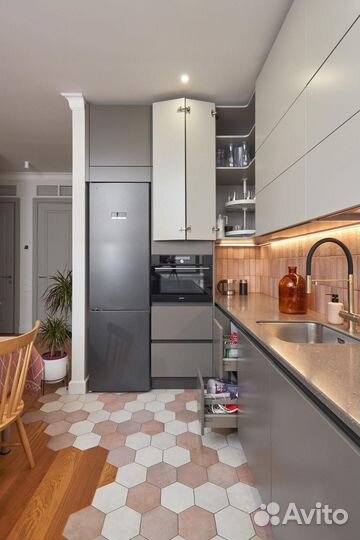 Кухня угловая с барной стойкой у окна