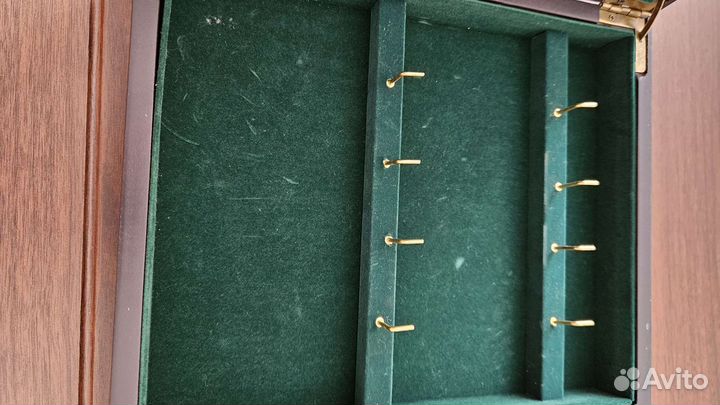 Настенная ключница с часами и подковой