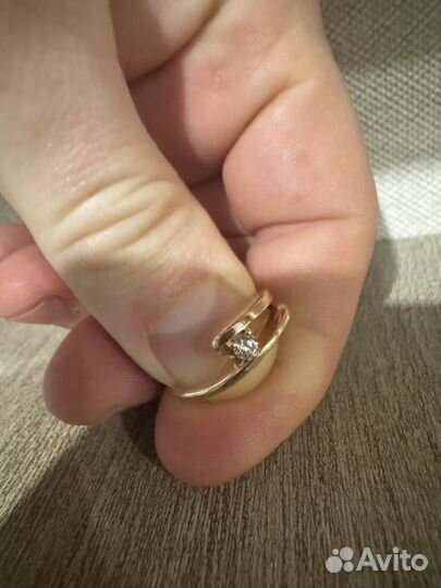 Золотое кольцо с бриллиантом