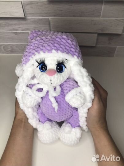 Плюшевая зайка в пижаме вязанная