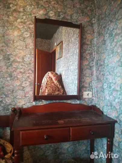 Зеркало в деревянной раме