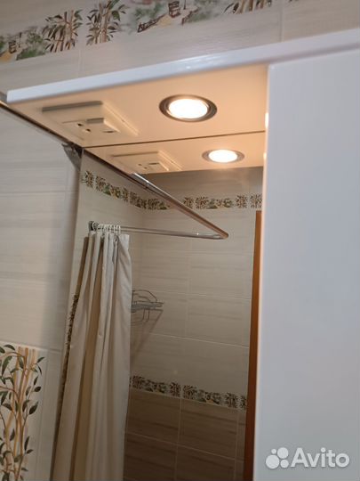 Зеркало со шкафчиком в ванную