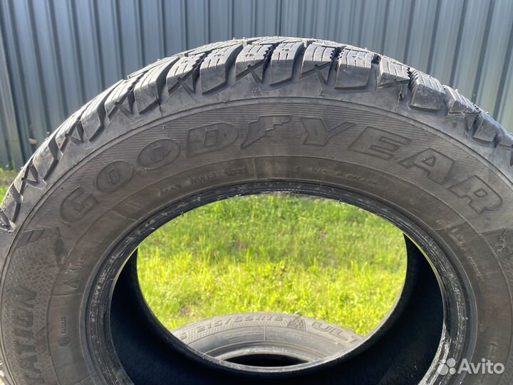 Goodyear Ultragrip 600 215/65 R16 98T