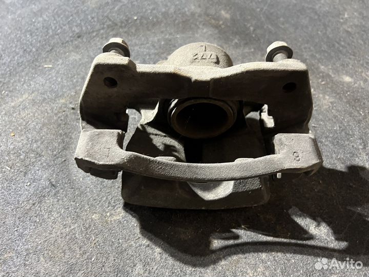 Тормозной суппорт передний Toyota Corolla 150