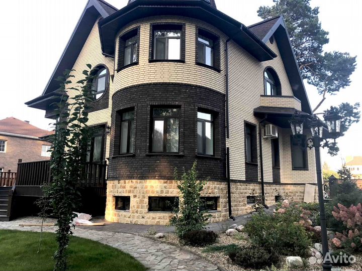 Облицовка природным камнем цоколя, фасада