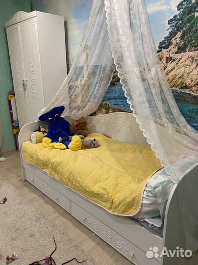 Детская кровать и шкаф