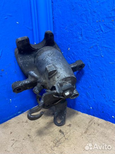 Суппорт тормозной задний правый Volkswagen Jetta5