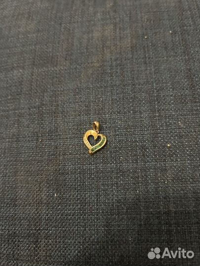 Золотая подвеска с изумрудом