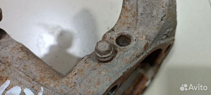 Кулак передний левый Toyota Corolla 10 (E140/E150)