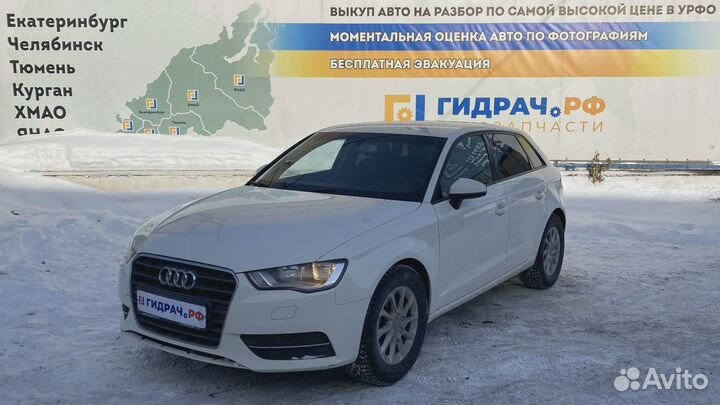 Накладка стекла заднего правого Audi A3 (8V) 8V483