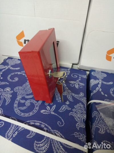 Ключница настенная металлическая