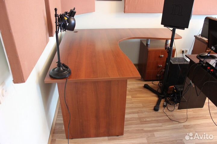 Стол офисный угловой с тумбой (цвет красный орех)