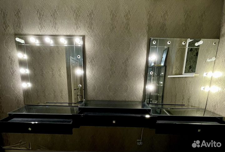 Гримерное зеркало с подвесной консолью