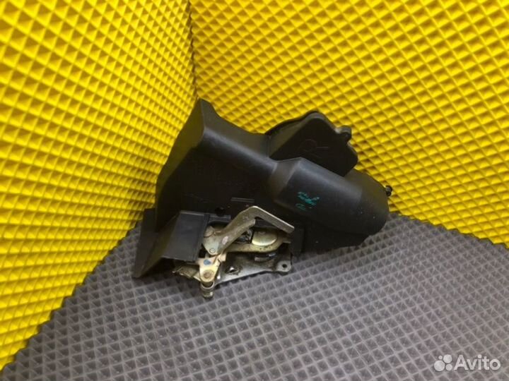 Замок двери передний правый Mercedes-Benz C-Class