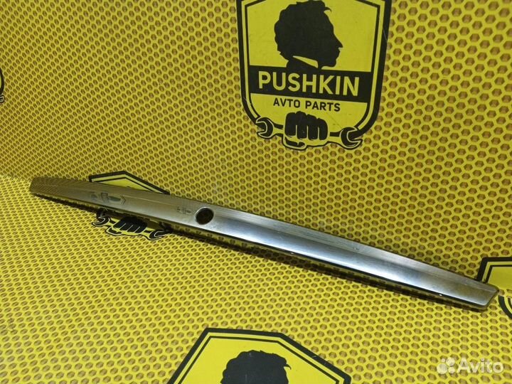 Накладка крышки багажника Nissan Almera