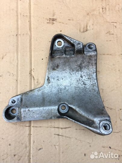 06C260835A Кронштейн 3.0L BBJ Фольксваген,Ауди