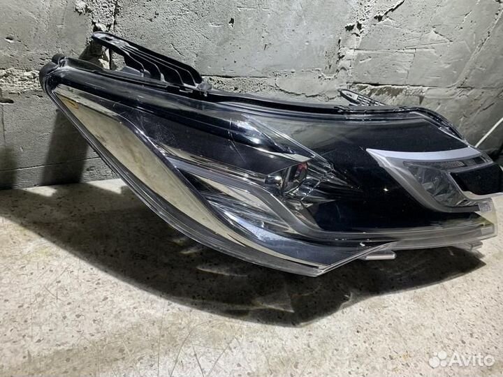 Фара правая Mitsubishi Pajero Sport