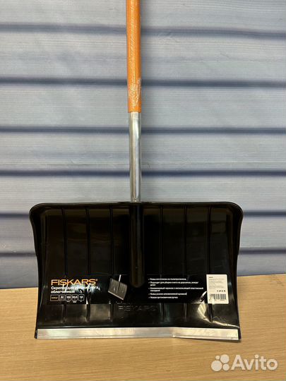 Ручной скрепер для уборки снега fiskars 1026791