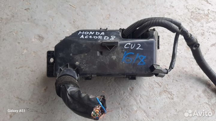 Подкапотный блок предохранителей Хонда Акорд 8