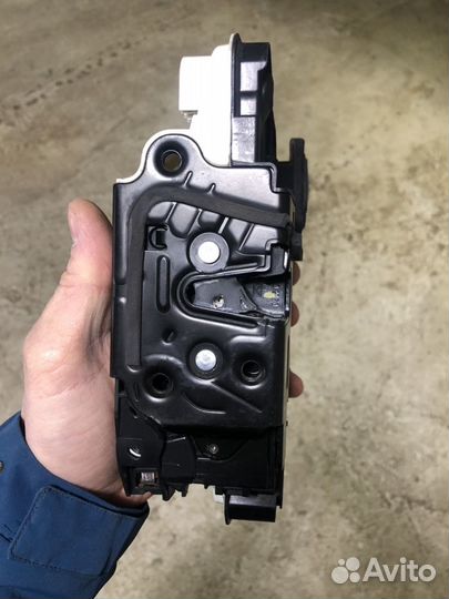 Замок передней левой двери Skoda Rapid