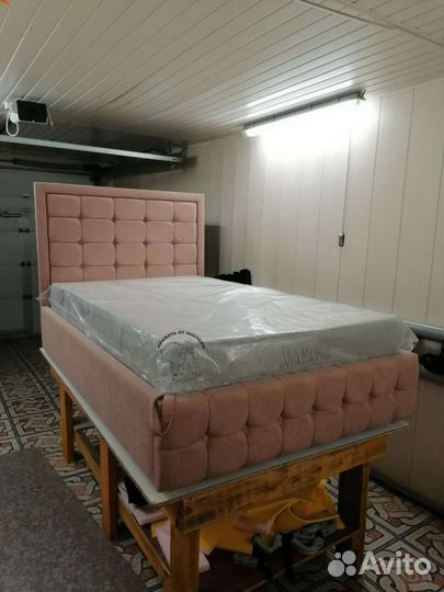 Кровать двухспальная с подьемным механизмом