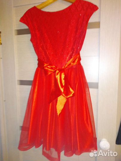 Продаю очень красивые шелковые платья разные