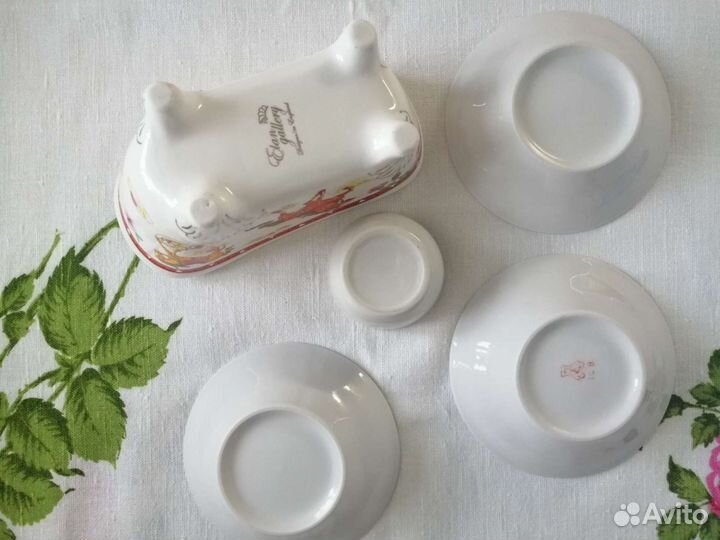 Фарфоровые розетки, солонка, подставка