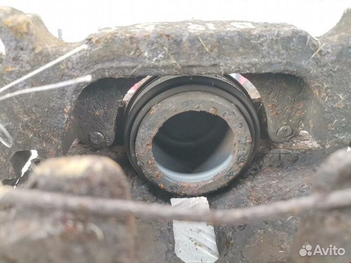 Суппорт передний левый Volkswagen Touran 2003