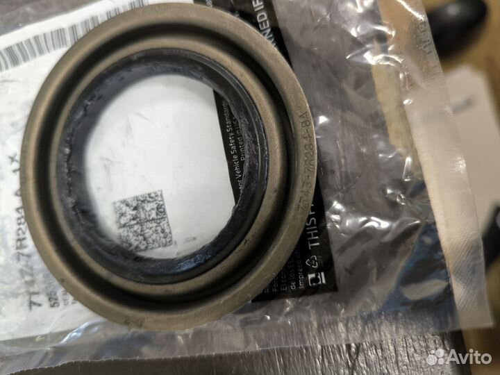 Сальник привода RH Expl 7T4Z7R284A ford