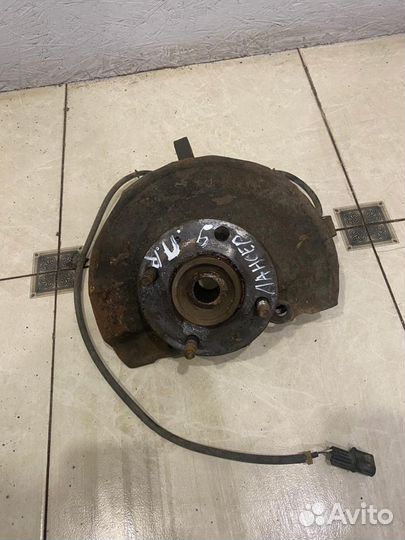 Поворотный кулак передний правый Mitsubishi Lancer