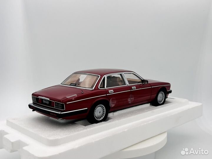 1/18 Almost Real 810541 Jaguar Daimler XJ6 XJ40