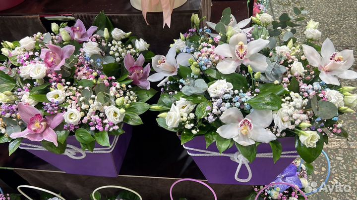 Букет в шляпной коробке букет с орхидеями