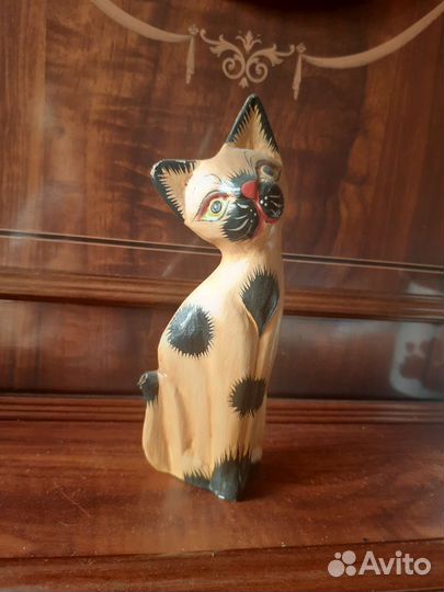 Деревянная фигура кошки