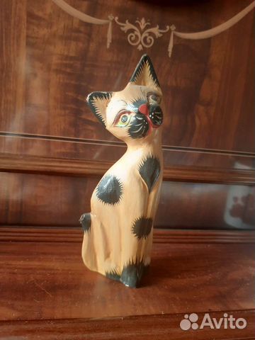 Деревянная фигура кошки