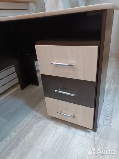 Стол письменный