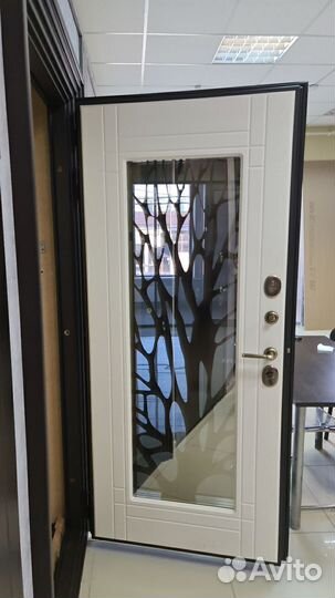 Дверь входная с ковкой