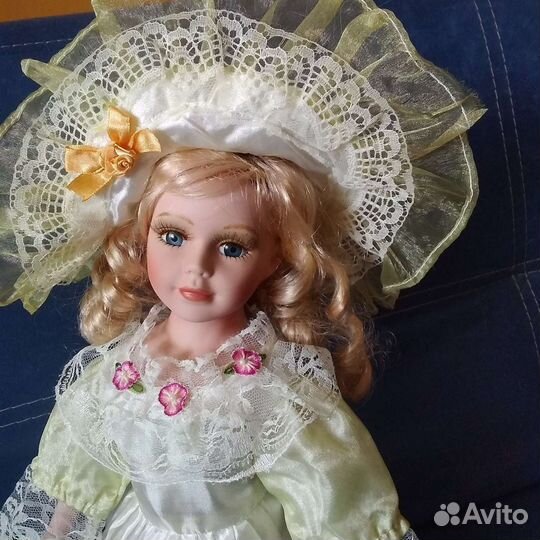 Кукла большая, фарфор