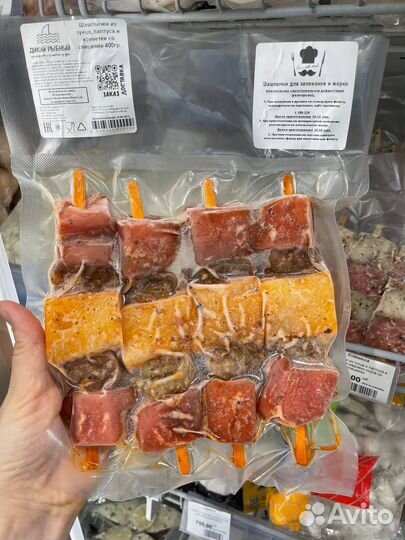 Шашлычки из тунца, палтуса и креветки со специями