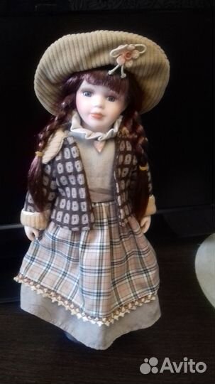 Кукла фарфоровая