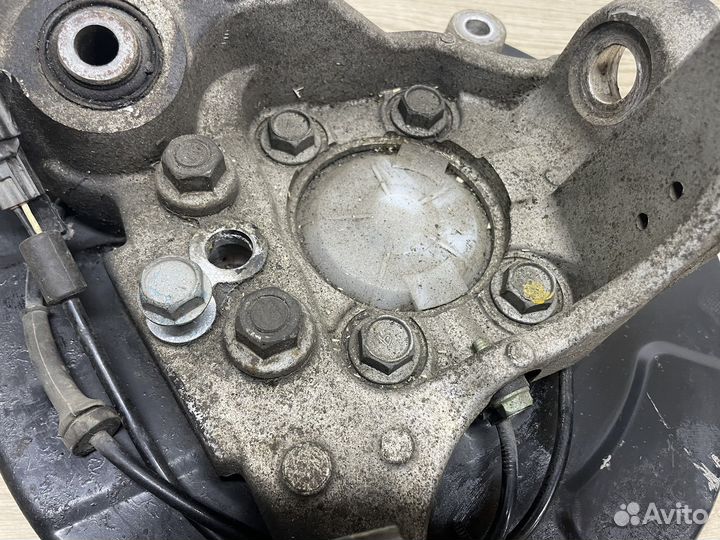 Кулак задний правый Nissan Teana J32