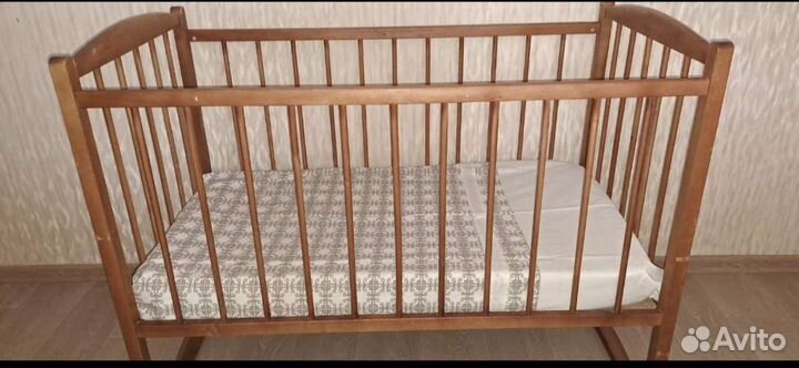 Детская кровать с матрасом в хорошем состоянии