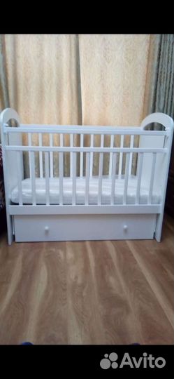 Детская кроватка с маятником и ящиком