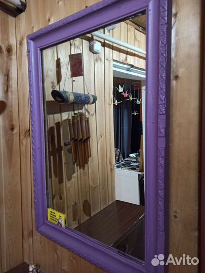 Зеркало в деревянной раме