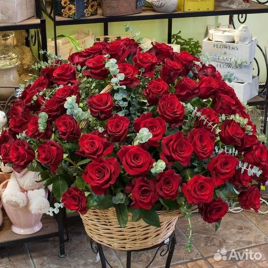 Красные розы в корзине 101 красная роза